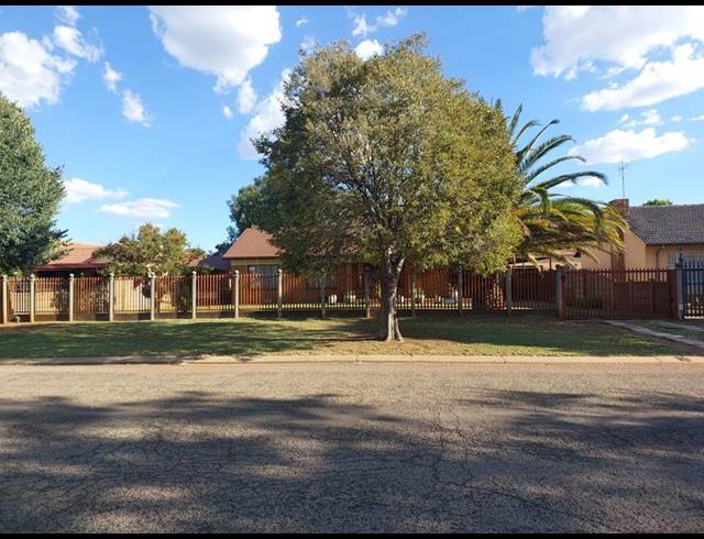 3 BEDROOM HOUSE FOR SALE IN VANDERBIJLPARK SE 6